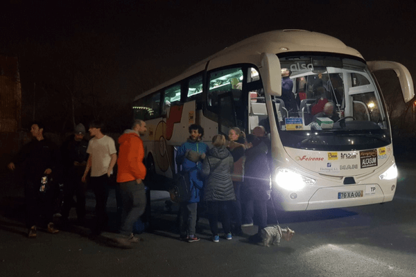 Relokacja - autokar do Holandii zabiera uchodźców