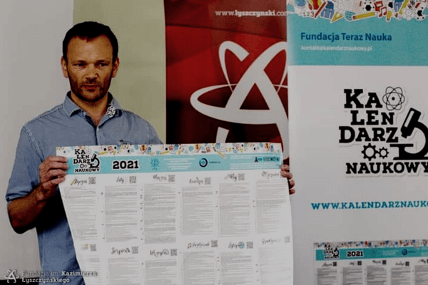 Maciej Podgórski prezentuje kalendarz naukowy
